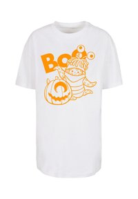 Hvid t-shirt med orange grafisk design af et græskar og en figur med tørklæde, samt teksten "Boo." Korte ærmer, casual pasform.