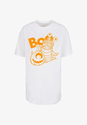 Weißes T-Shirt mit orangefarbenem Grafikdesign eines Kürbisses und einer Figur mit einem Schal, zusammen mit dem Text "Boo." Kurzärmlig, lässige Passform.