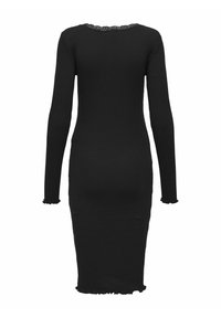 Robe noire côtelée à manches longues, avec un bord en dentelle au niveau du col et des ourlets volantés, silhouette ajustée jusqu'en dessous du genou.