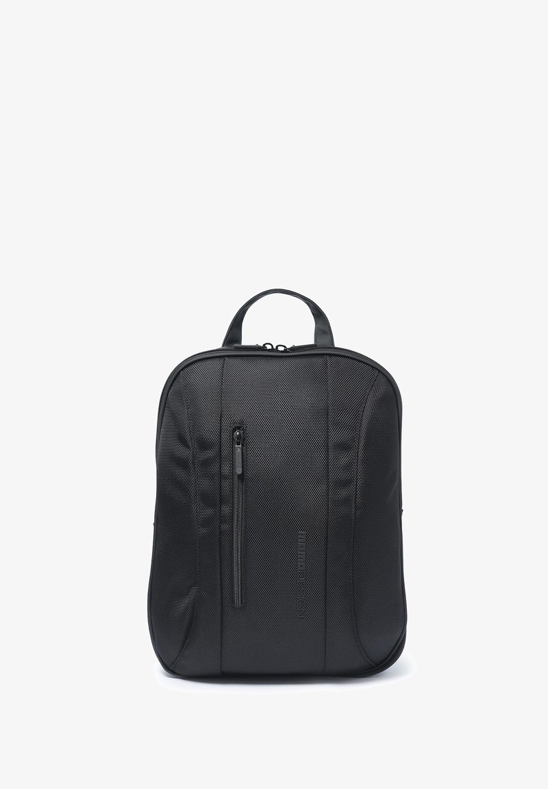 Sac à dos noir texturé avec poignée supérieure, poche frontale zippée verticale et forme rectangulaire, debout sur un fond blanc.