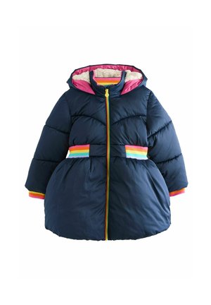 Námornícky puffer kabát s kapucňou, ktorý má ružovú podšívku a pás so multicolor pruhmi. Zips s dúhovými akcentmi.