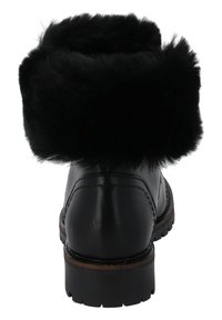 Svart läderkänga med en mjuk svart pälskant, stadig gummisula, rak klack och detaljerad sömnad längs överdelen.