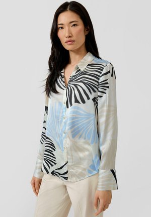 Blouse met lange mouwen van lichtgewicht zijde, met een groot zwart-blauw bladmotief op een lichte achtergrond, voorzien van een knoopsluiting aan de voorkant en een kraag.