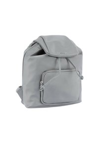 Mochila de nylon gris con cierre de solapa, bolsillo frontal con cremallera y correas de hombro ajustables. Diseño sencillo con detalles de hardware mínimos.