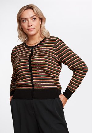 Cardigan en tricot avec des rayures horizontales rouges, jaunes, vertes et bleues sur un fond noir ; bord noir et boutons ; manches longues.