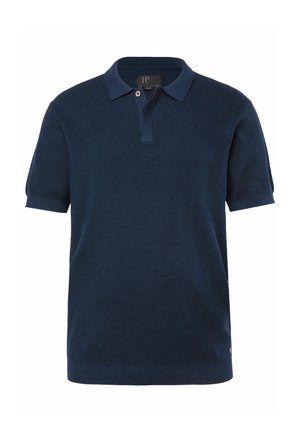 Granatowa dzianinowa koszulka polo z krótkim rękawem, z pojedynczym białym guzikiem przy kołnierzyku oraz prążkowanymi wykończeniami na rękawach i dole.