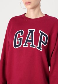 GAP HERITAGE  - Ikdienas džemperis - beet red