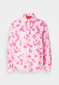 Rosa blomstret skjorte med knapper som har krage, lange ermer og en teksturert stoff med spredte rosemønstre. Rød merkeetikett inne i kragen.