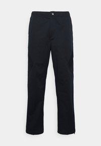 Pantalon noir à coupe droite avec fermeture bouton et zip, présentant des détails subtils sur les panneaux latéraux sur un fond uni.