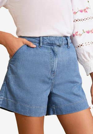 Lichtblauwe denim shorts met een klassiek vijf-pocket ontwerp, gestikte zoom en een tailleband. Zachte textuur met een relaxte pasvorm.