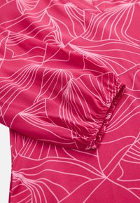 Helles pinkes Gewebe mit weißen abstrakten, floralen Linienmustern und einem elastischen Bündchen an einem Ärmel.