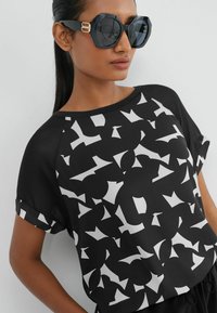 Next SHORT SLEEVE RAGLAN STANDARD - Jednoduché tričko - black and white geo
