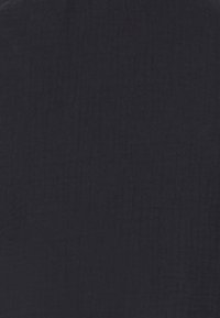 Tissu noir avec une surface texturée, présentant des lignes verticales subtiles et une finition mate. Convient pour diverses applications textiles.