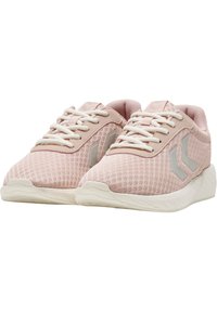 Roze mesh sport schoenen met witte veters en een gestructureerd oppervlak. Beschikt over grijze accenten aan de zijkanten en een dikke witte zool.