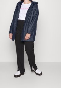 ONLY Carmakoma Regnjacka - dark blue