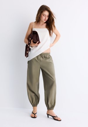 Stradivarius Pantaloni sportivi - khaki