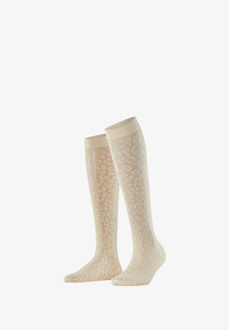 Beige kniekousen met een subtiel luipaardprintpatroon, rechtop getoond tegen een witte achtergrond.