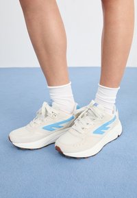 Unselected, star white/dusk blue/gum