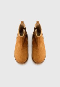 Braune Wildleder-Stiefeletten mit glatter Oberfläche und Leopardenmuster an den Seiten. Verfügt über ein geschlungenes Fersen-Tag und eine genähte Sohle.
