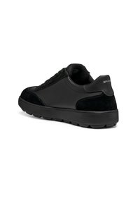 Sneaker nere con un mix di pelle liscia e scamosciata, punta arrotondata, design con lacci e suola in gomma texturizzata. Logo "SPHERE" sul tallone.