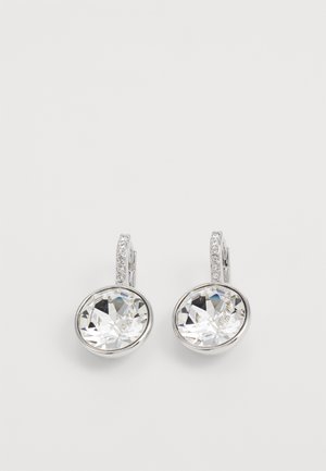 Sølv hoops øreringe med store, runde, klare krystaller med facetterede overflader, prydet med små klare sten langs låsen.