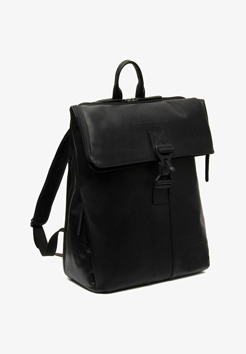 Zwarte leren rugzak met een opklapbare klep, voorzien van een gespsluiting en verstelbare schouderbanden. Gladde textuur, minimalistisch ontwerp.
