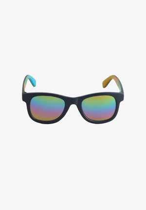 Ochelari de soare cu ramă neagră, lentile reflectorizante în culorile curcubeului și brațe cu un gradient de la albastru la portocaliu, prezentate pe un fundal alb.