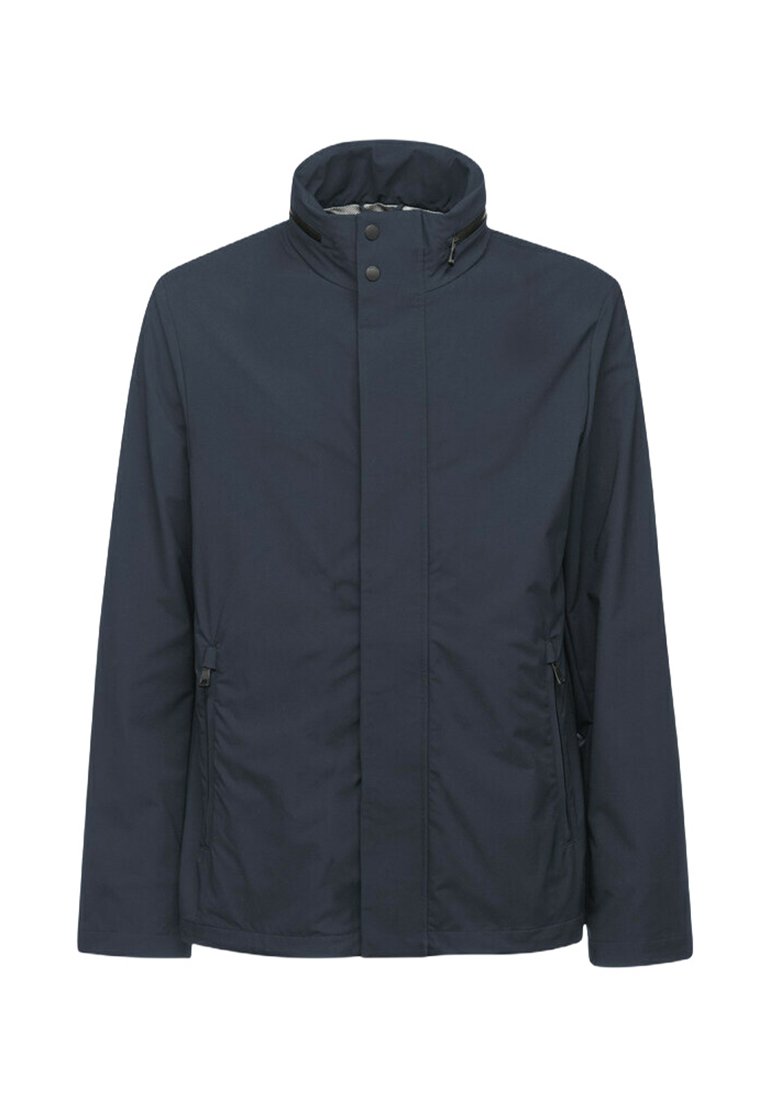 Giacca impermeabile blu navy con colletto alto, due tasche laterali e chiusure a scatto. Presenta una texture liscia e un design sobrio.