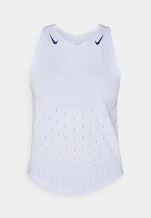 Valkoinen urheilullinen tankkitoppi V-pääkkeellä, jossa on sinisiä Nike-logoja ja teksturoituja pistekuvioita edessä. Kaareva helma.