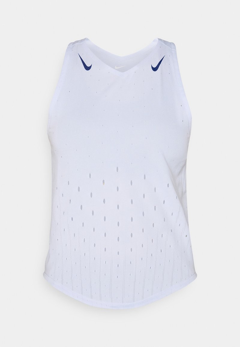 Witte sportieve tanktop met een V-hals, voorzien van blauwe Nike-logo's en een gevainete stippenpatroon aan de voorkant. Gebogen zoomontwerp.