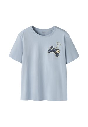 T-shirt bleu clair à manches courtes avec encolure ronde et un petit motif d'une manette de jeu vidéo bleu foncé sur la poitrine gauche.