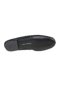Scarpa nera piatta con una superficie testurizzata, decorata con una fila di perline lucide lungo il bordo. Presenta una suola piatta in gomma con linee antiscivolo.