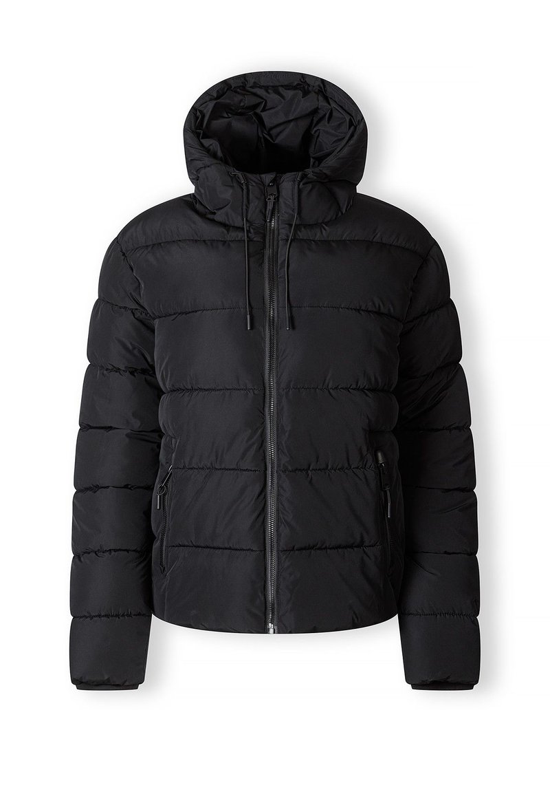 Svart puffjacka med huva, med horisontella quiltade sektioner, framdragkedja och två sidofickor med dragkedja. Slät textur.
