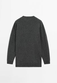 Pull en maille gris foncé avec manches longues, col rond et texture douce. Design simple sans motifs ni ornements visibles.