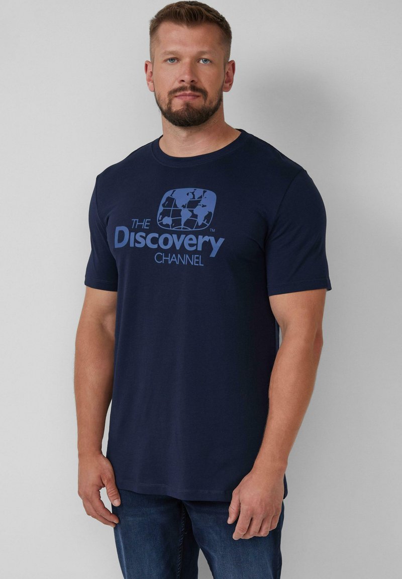 Marineblauw katoenen T-shirt met korte mouwen, voorzien van een lichtblauwe afbeelding van een wereldbol en de tekst "THE Discovery CHANNEL" op de voorkant.