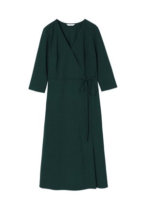 Donkergroene wikkeljurk in een ge textured stof, met een diepe V-hals, lange mouwen en een tailleband voor een aanpasbare pasvorm.
