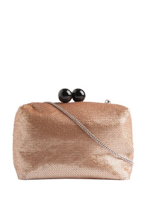 Kleine rechteckige Abendtasche aus roségoldenen Pailletten mit silberner Kette und schwarzem kugelförmigem Verschluss vor weißem Hintergrund.