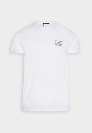 Valge puuvillane T-särk lühikeste varrukatega. Paremal rinnal on väike must trükitud tekstidisain. Klassikaline ümar kaelus.