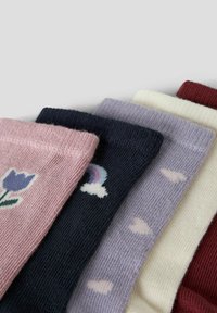 Ensemble de cinq chaussettes de différentes couleurs : rose avec une fleur, marine avec un arc-en-ciel, lavande avec des cœurs, crème et bordeaux. Texture douce, bordures côtelées.