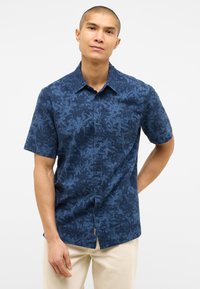 Camicia a maniche corte di colore blu navy con motivo a foglie tropicali; chiusura frontale con bottoni; tessuto leggero con vestibilità casual.