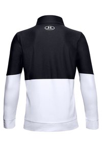 Sudadera de manga larga en blanco y negro con cuello tipo polo, textura suave, logo de Under Armour en la parte posterior y diseño de bloques de color.