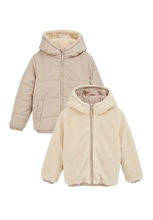Zwei Jacken: eine beige gesteppte mit Reißverschluss und Kapuze; die andere cremefarbene aus Fleece mit Reißverschluss und Kordelzug im Saum, beide für Wärme konzipiert.