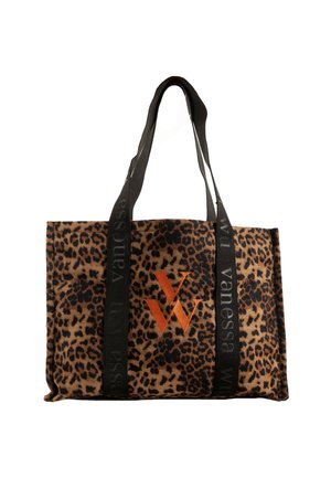 Sac cabas imprimé léopard avec une finition en tissu doux, doté de bretelles noires avec le nom de la marque et un logo brodé orange.