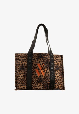 Sac cabas imprimé léopard avec une finition en tissu doux, doté de bretelles noires avec le nom de la marque et un logo brodé orange.