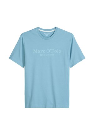 Hellblaues T-Shirt mit kurzen Ärmeln und Rundhalsausschnitt, auf der Brust mit der Aufschrift "Marc O’Polo EST. IN STOCKHOLM" in einem etwas helleren Farbton bedruckt.