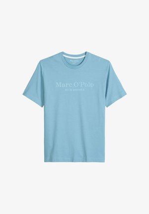 Hellblaues T-Shirt mit kurzen Ärmeln und Rundhalsausschnitt, auf der Brust mit der Aufschrift "Marc O’Polo EST. IN STOCKHOLM" in einem etwas helleren Farbton bedruckt.