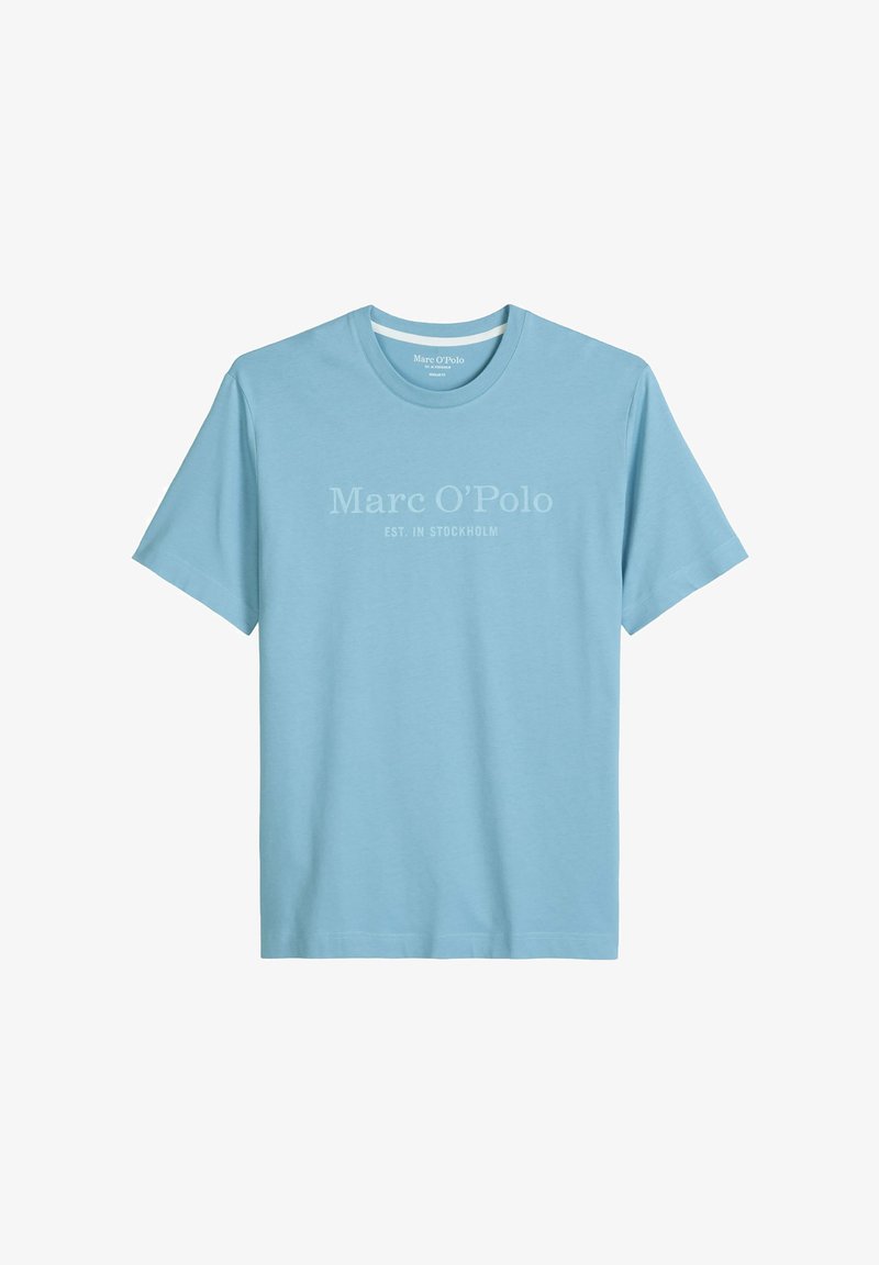 T-shirt bleu clair à manches courtes avec col rond, présentant l'inscription "Marc O’Polo EST. IN STOCKHOLM" imprimée sur la poitrine dans une teinte légèrement plus claire.