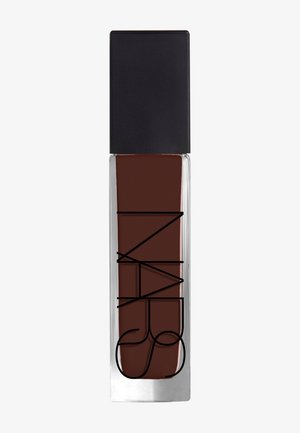 Bouteille en verre rectangulaire haute de vernis à ongles brun foncé avec bouchon noir et texte de marque fin en noir sur le devant.