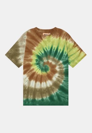 T-shirt à manches courtes avec un motif tie-dye en spirale vert, brun, jaune et blanc, et un col rond.