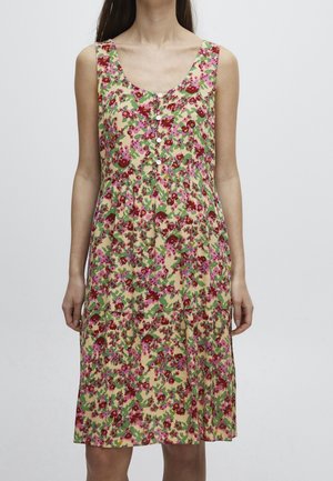 Ärmelloses beiges Kleid mit rosa und rotem Blumenmuster, Rundhalsausschnitt, vorderseitiger Knopfleiste und geraffter Taille, getragen von einer Person.